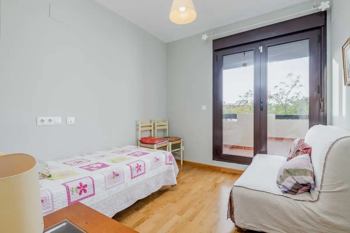 Schlafzimmer von Dachboden zum Verkauf in Guillena mit Heizung, Terrasse und Abstellraum