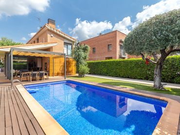 Casa con balcón en venta en CABAL