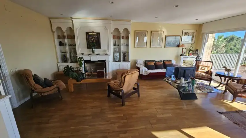 Sala d'estar de Casa o xalet en venda en Barcelona amb Aire condicionat, Calefacció i Jardí privat