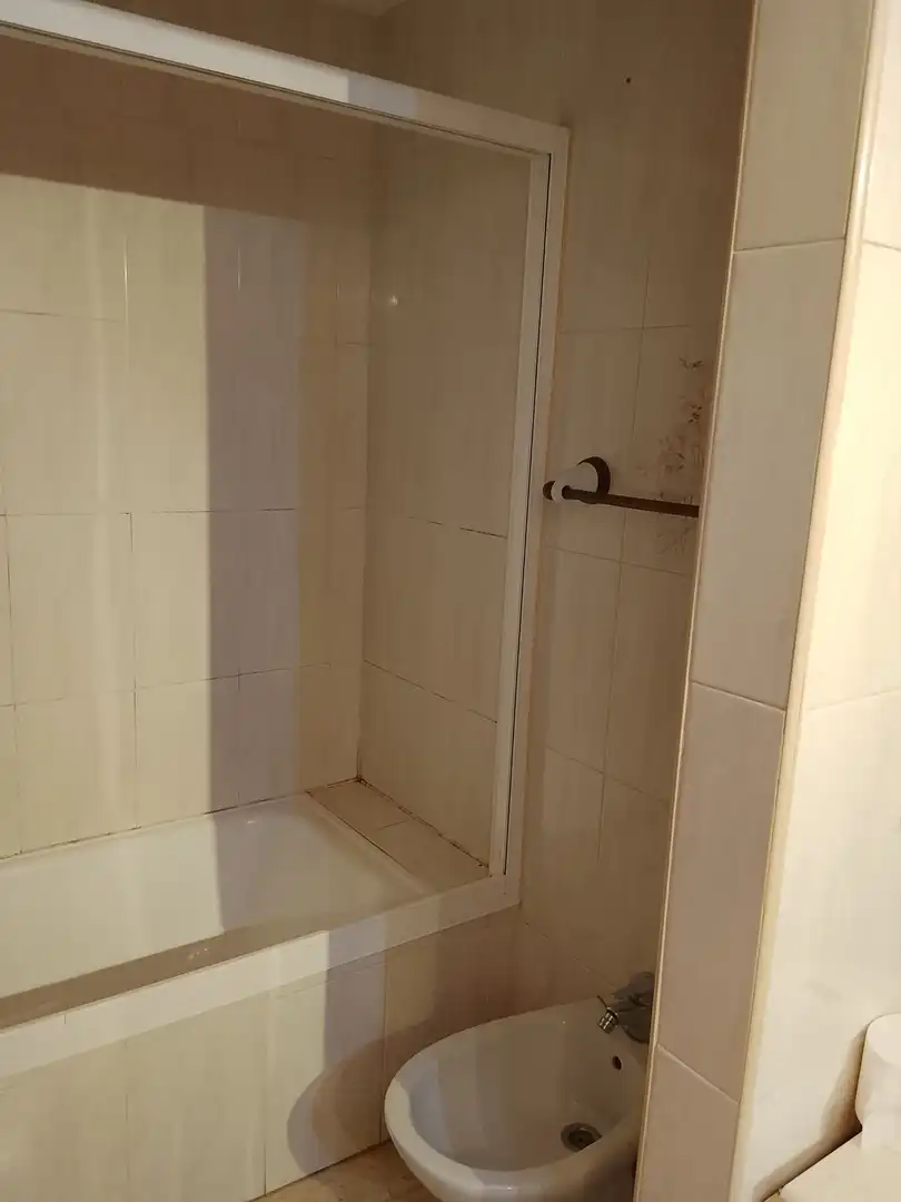 Badezimmer von Wohnung zum Verkauf in Madrigal de la Vera mit Klimaanlage, Heizung und Möbliert