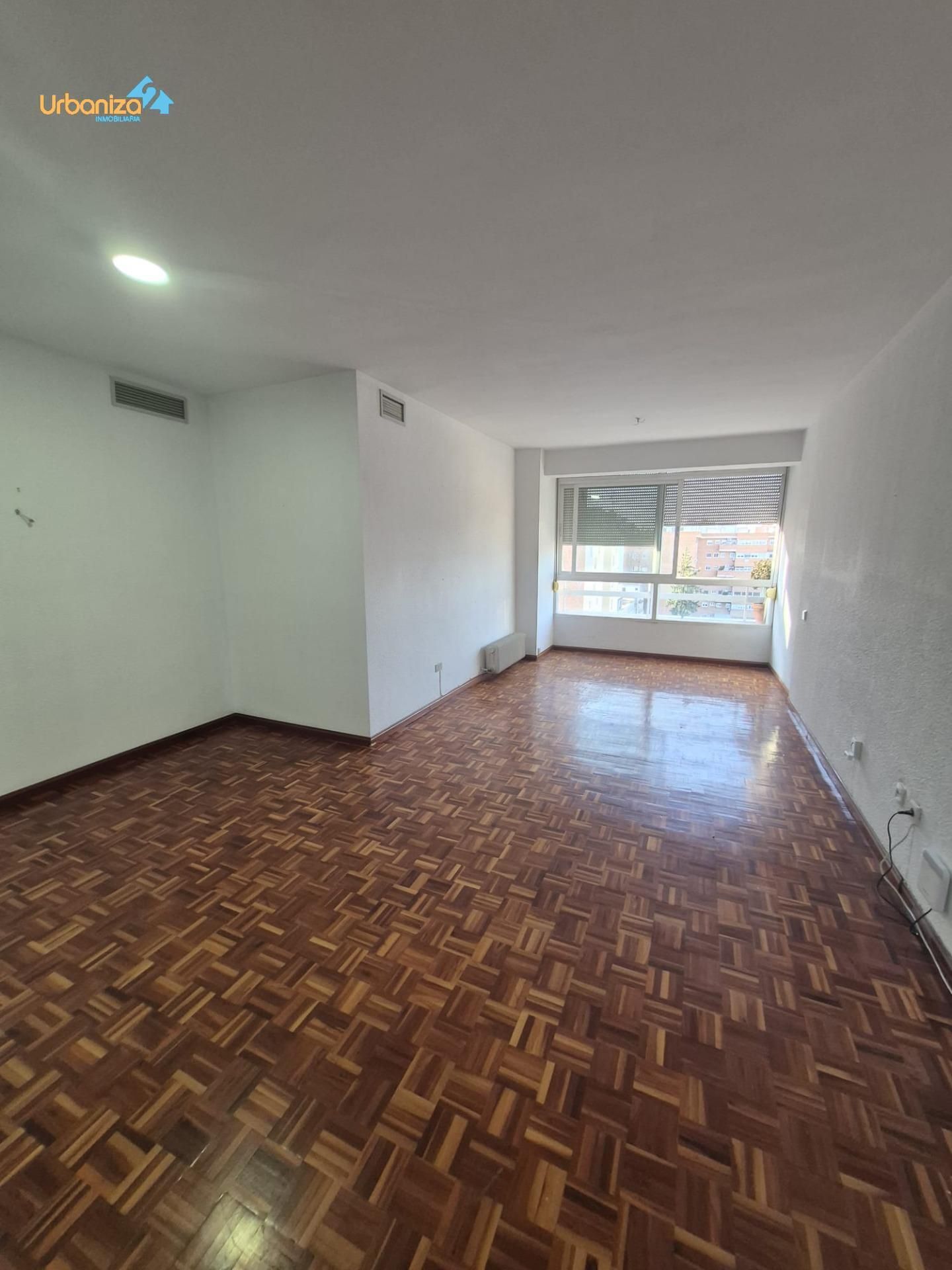 Sala d'estar de Pis de lloguer en Badajoz Capital amb Parquet