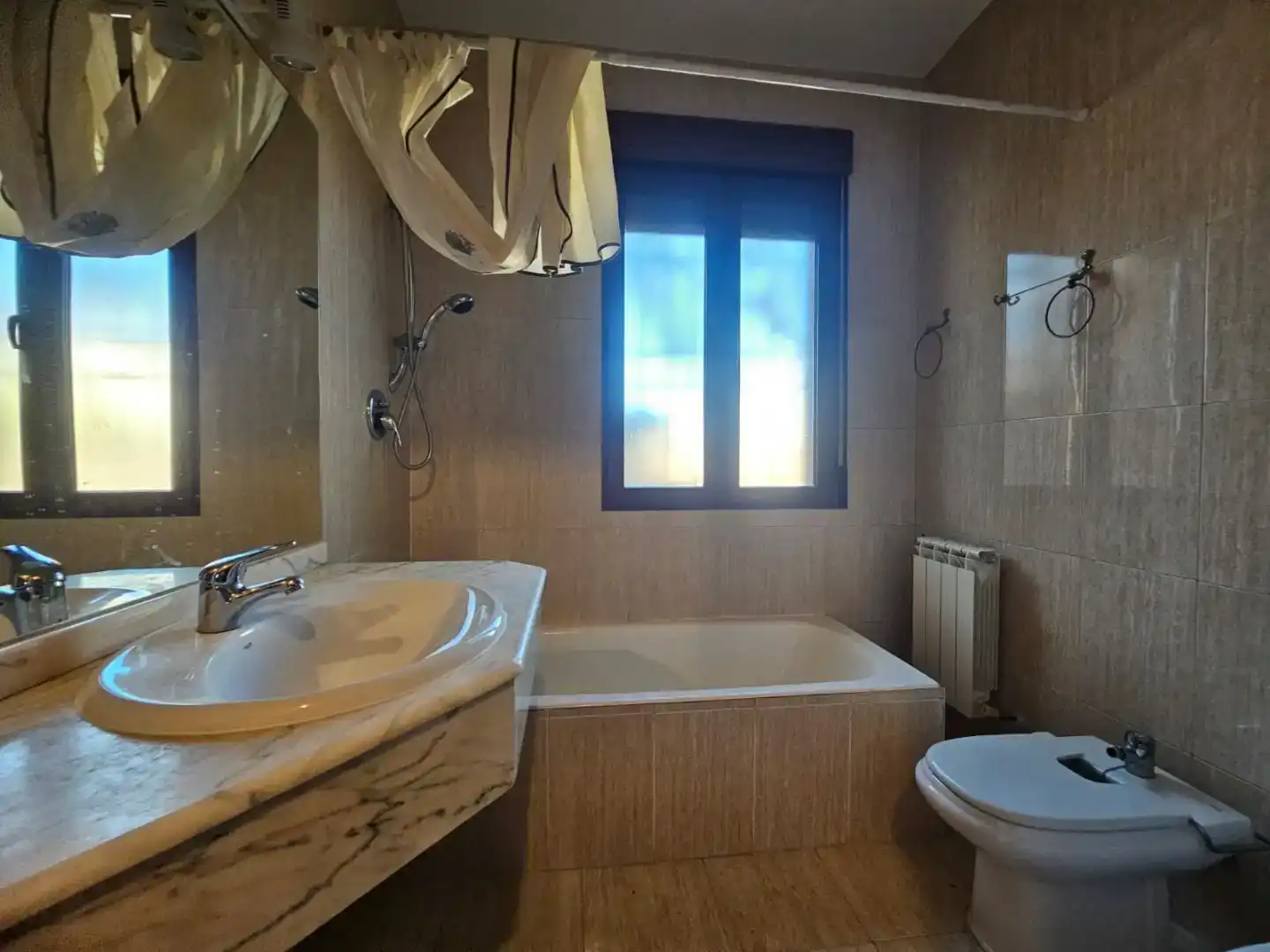 Bany de Casa o xalet en venda en Navahermosa amb Aire condicionat, Piscina i Balcó
