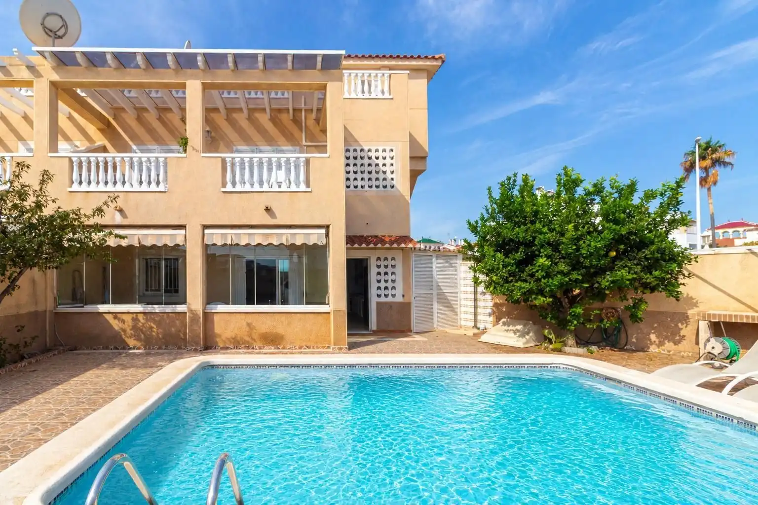 Vista exterior de Casa o xalet en venda en Orihuela amb Aire condicionat, Jardí privat i Terrassa