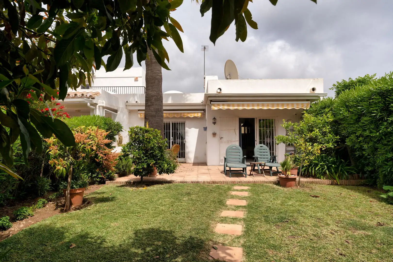 Jardí de Casa adosada en venda en Marbella amb Aire condicionat, Jardí privat i Terrassa
