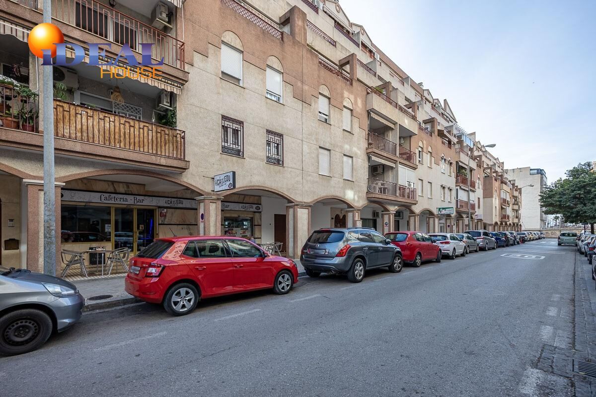 Vista exterior de Local en venda en  Granada Capital amb Aire condicionat i Moblat