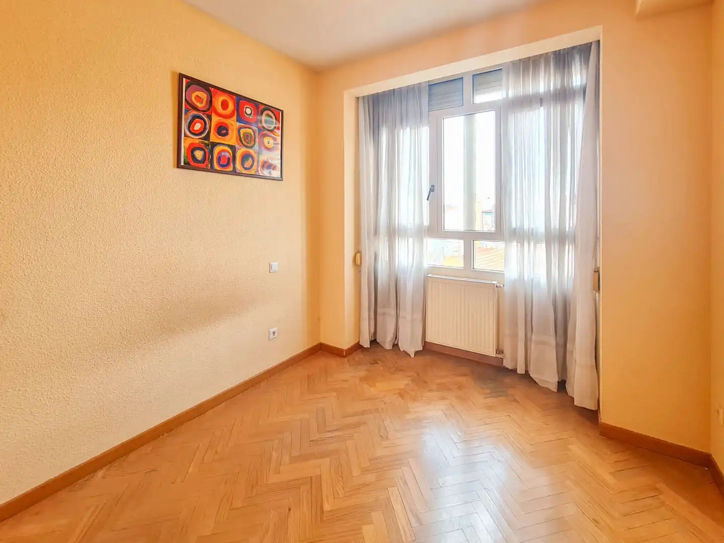 Dormitori de Apartament de lloguer en Madrid amb Calefacció, Parquet i Forn