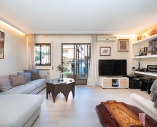 Living room of Single-family semi-detached for sale in  Madrid Capital  with Air Conditioner, Heating and Private garden