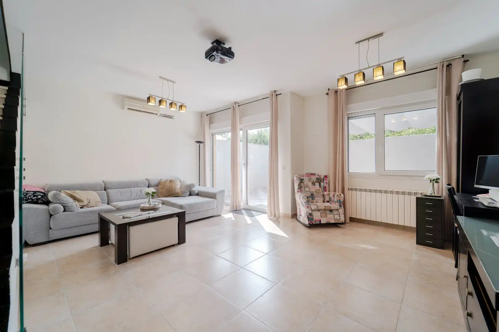 Sala de estar de Casa adosada en venta en Casarrubios del Monte con Aire acondicionado, Calefacción y Jardín privado