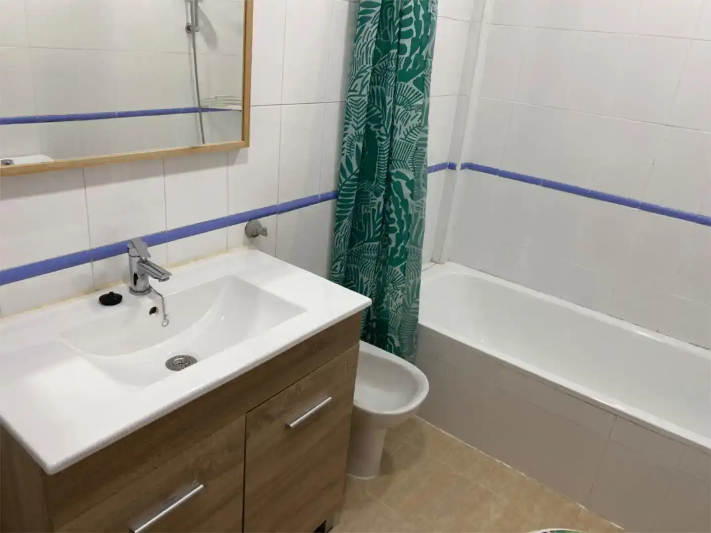 Bathroom of Houses for share in Bormujos  with Air Conditioner, Private garden and Storage room