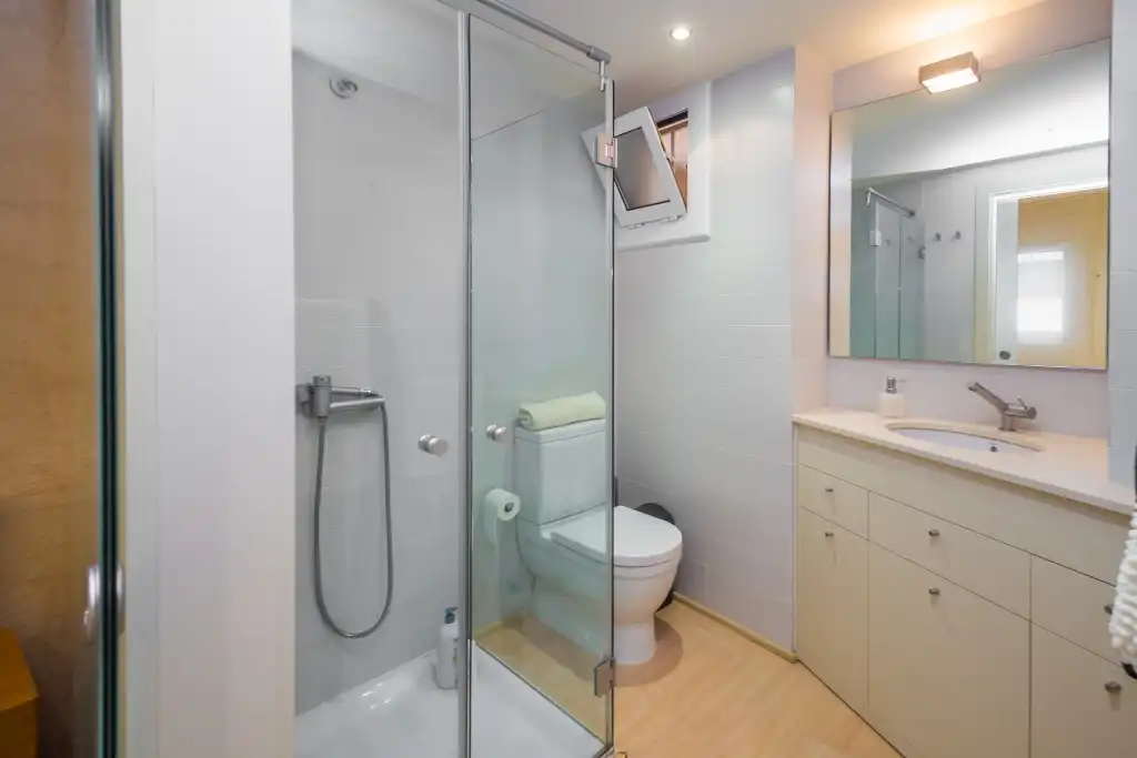 Badezimmer von Maisonette zum Verkauf in Calonge i Sant Antoni mit Klimaanlage, Heizung und Privatgarten