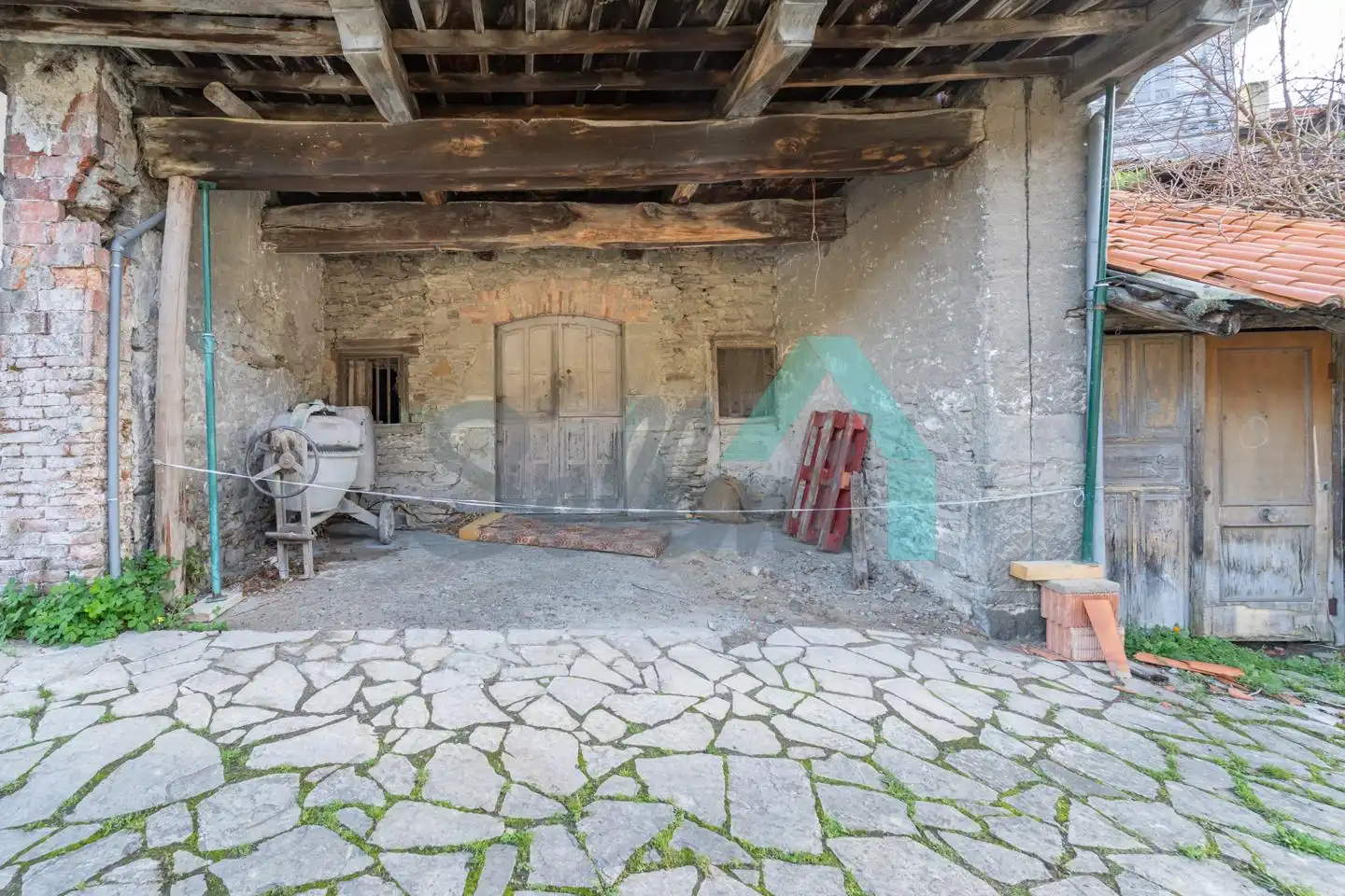Casa adosada en venta en Quirós con Parquet y Trastero