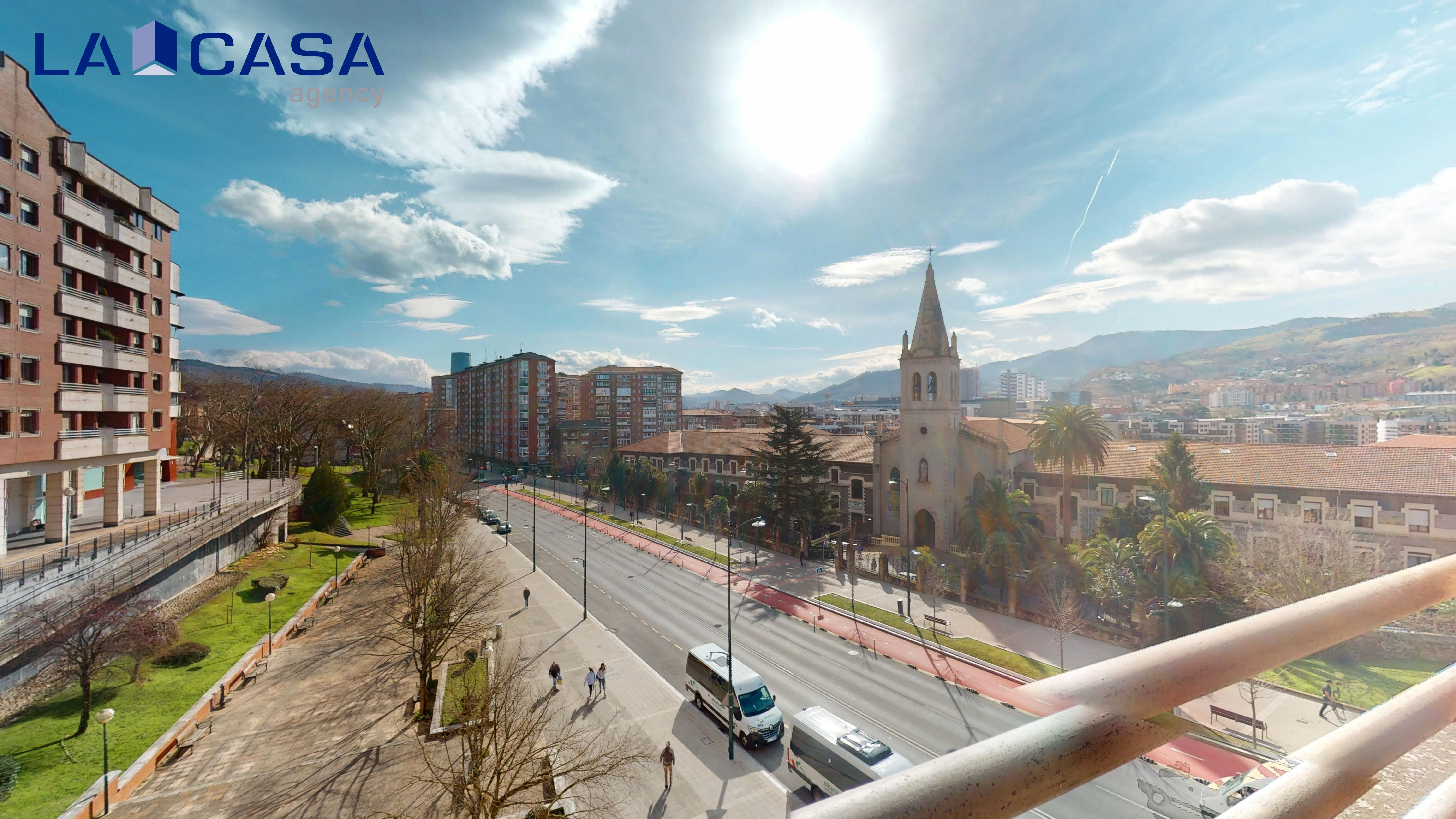 Vista exterior de Pis en venda en Bilbao  amb Traster i Balcó