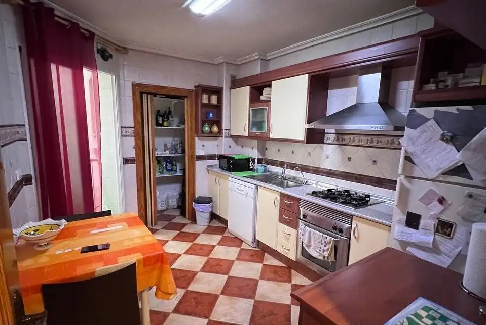 Cuina de Pis en venda en Alcantarilla amb Parquet, Traster i Moblat