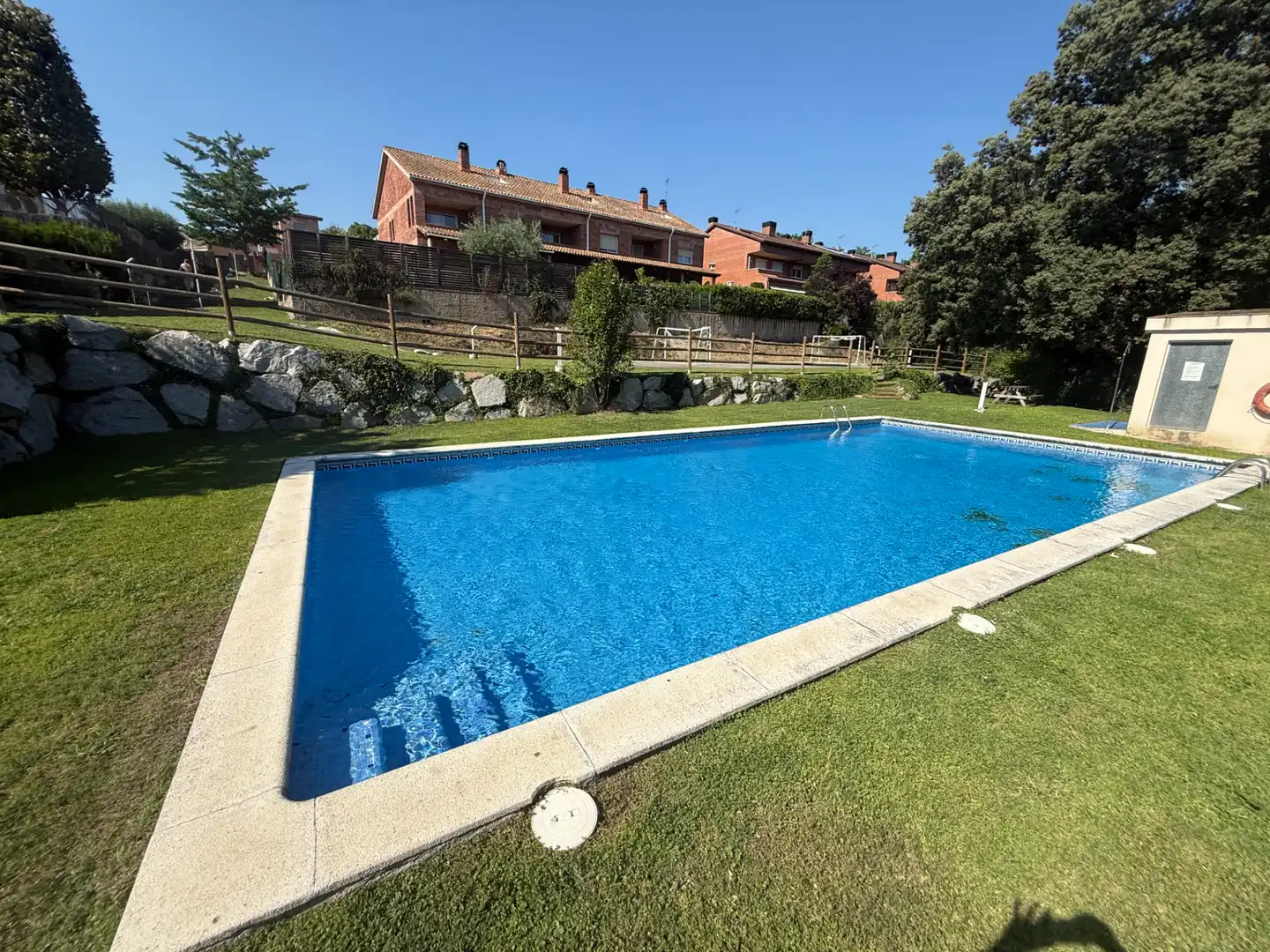 Schwimmbecken von Einfamilien-Reihenhaus zum Verkauf in L'Ametlla del Vallès mit Klimaanlage, Heizung und Privatgarten