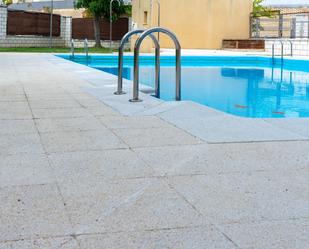 Piscina de Casa adosada en venda en Cáceres Capital amb Calefacció, Jardí privat i Piscina comunitària