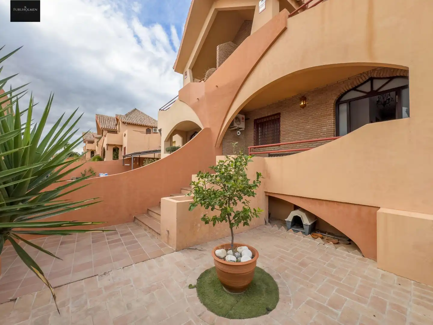 Vista exterior de Casa adosada en venda en Las Gabias amb Aire condicionat, Calefacció i Jardí privat