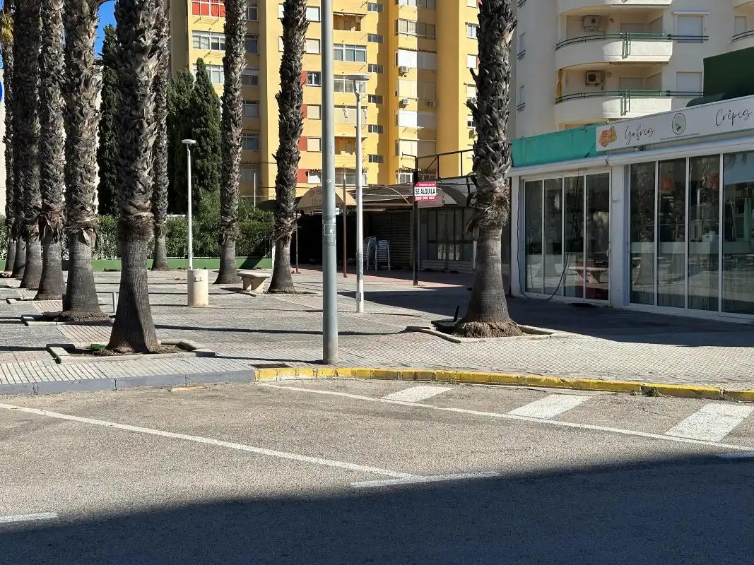 Vista exterior de Local de alquiler en Gandia con Terraza y Alarma