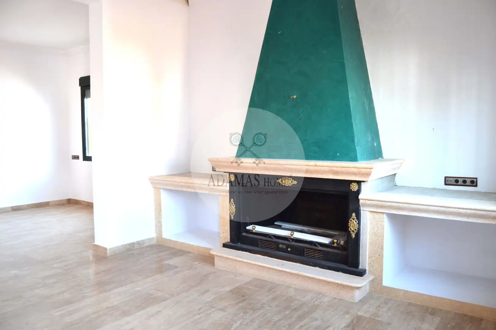 Sala d'estar de Casa o xalet en venda en Sanlúcar la Mayor amb Jardí privat, Terrassa i Piscina