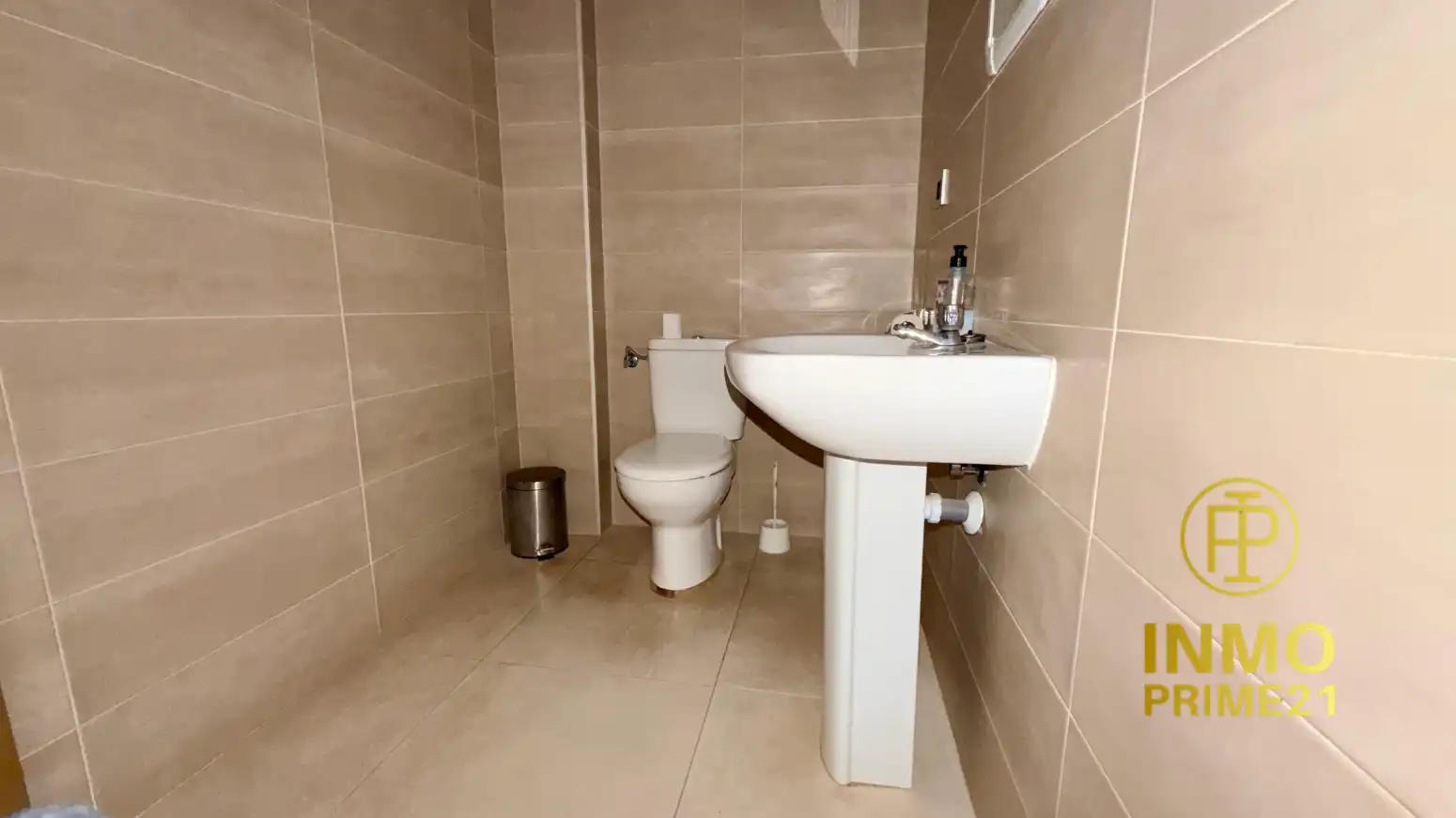 Bathroom of Office for rent in Torrelavega 