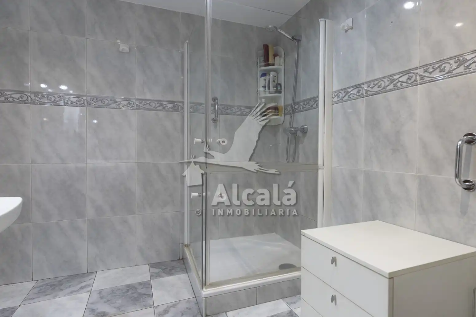 Bany de Pis en venda en Alcalá de Henares amb Aire condicionat, Calefacció i Terrassa