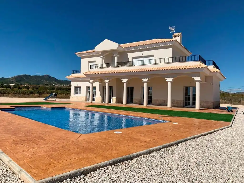 Chalet con piscina en venta en El Pinós / Pinoso