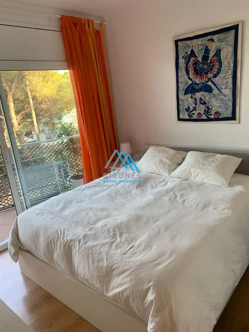 Dormitori de Apartament de lloguer en Sant Feliu de Guíxols amb Calefacció, Terrassa i Alarma