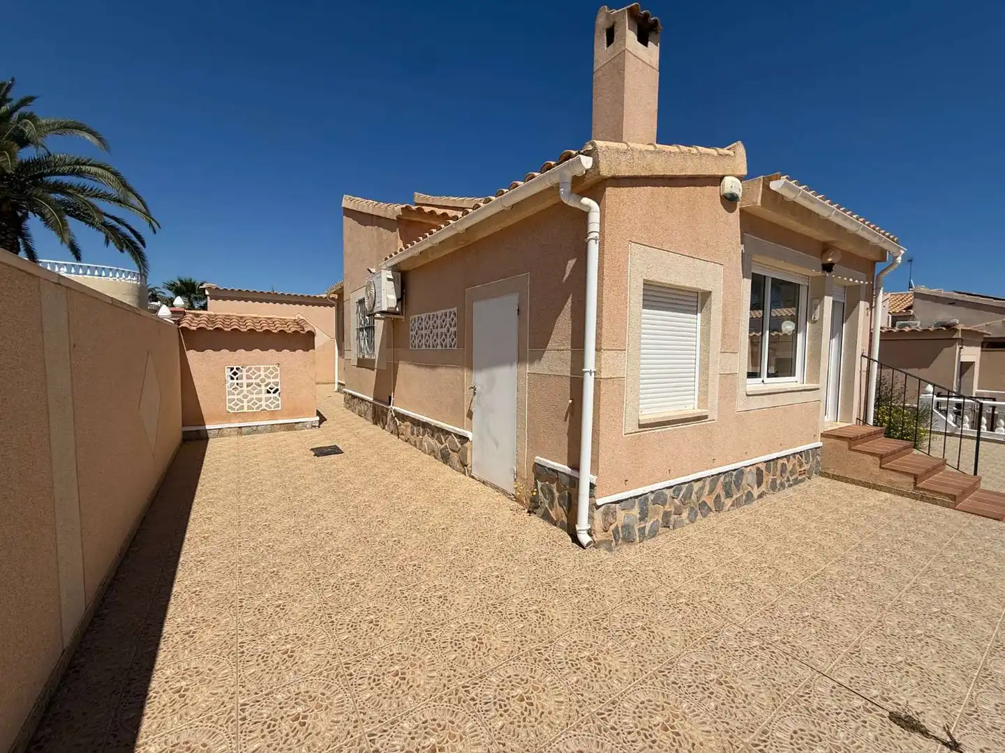 Vista exterior de Casa o xalet en venda en Orihuela amb Aire condicionat, Calefacció i Moblat