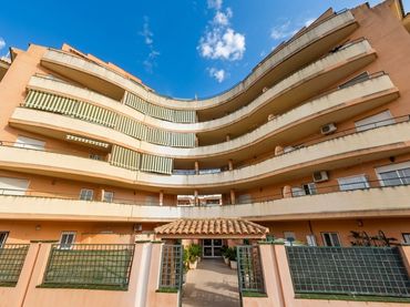 Bajo con piscina en venta en San Luis de Sabinillas