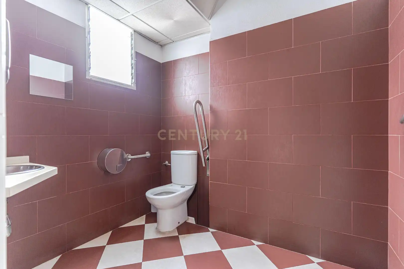 Bathroom of Commercial properties for rent in Íllora  with Air Conditioner