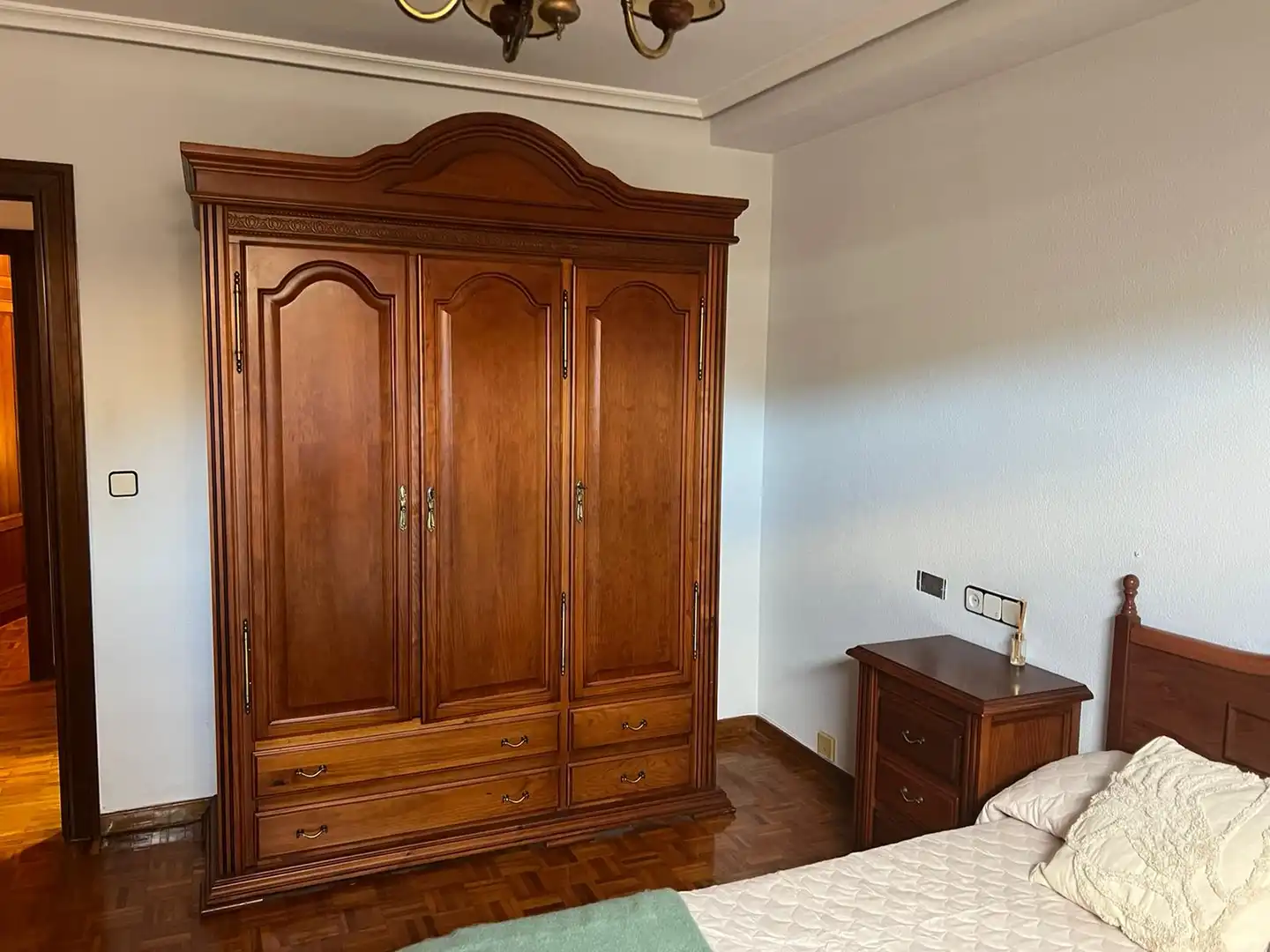 Schlafzimmer von Wohnung zur Miete in Oviedo  mit Heizung, Parkett und Möbliert