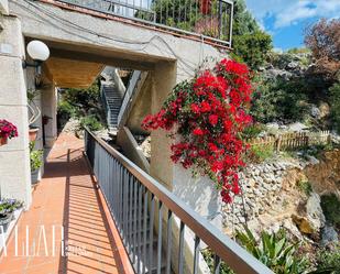 Vista exterior de Apartament en venda en Sitges amb Jardí privat, Terrassa i Piscina