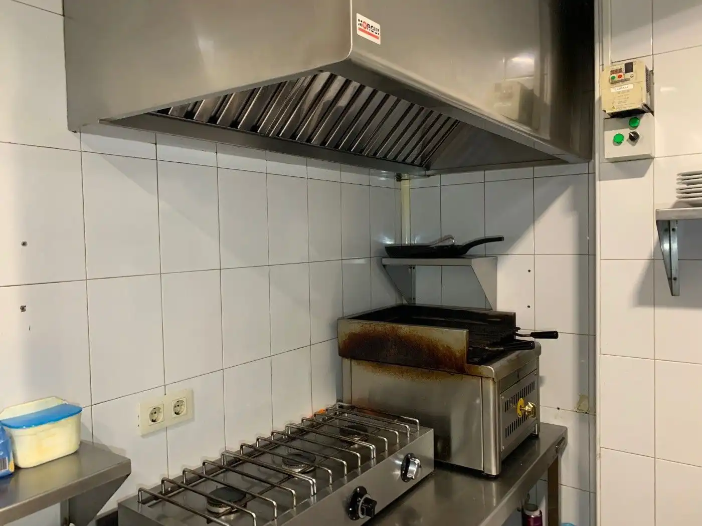Cuina de Local en venda en Caldes de Malavella amb Terrassa i Moblat