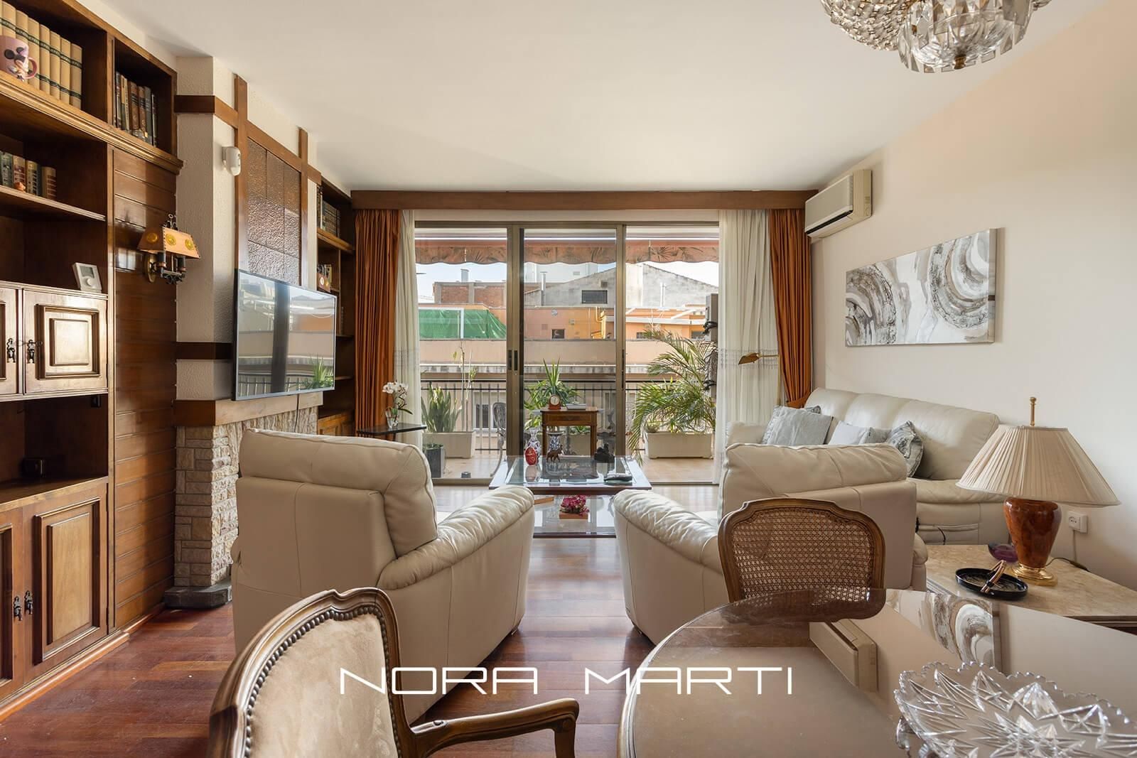 Living room of Flat for sale in  Barcelona Capital  with Air Conditioner, Heating and Parquet flooring