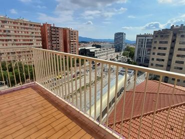Attico con balcone in vendita a Centre - Sant Oleguer