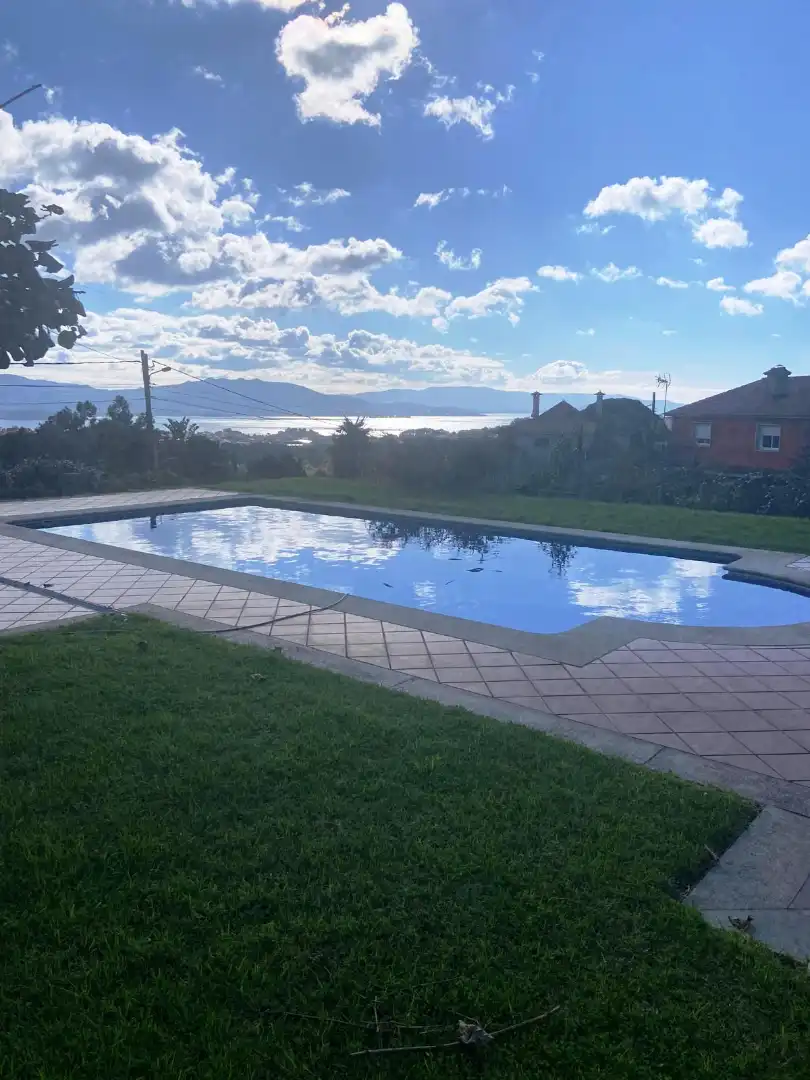 Piscina de Casa o xalet de lloguer en Cangas  amb Calefacció, Jardí privat i Terrassa