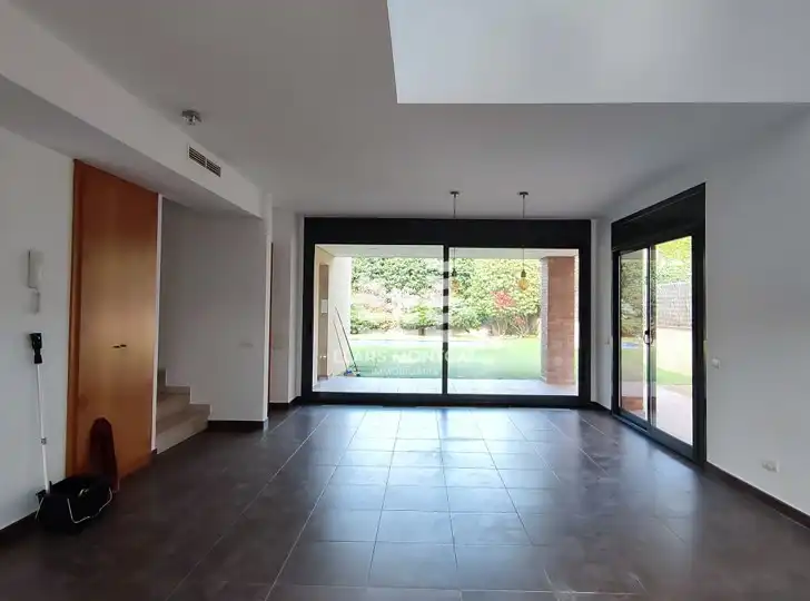 Haus oder Chalet zur Miete in Tiana mit Klimaanlage, Heizung und Privatgarten