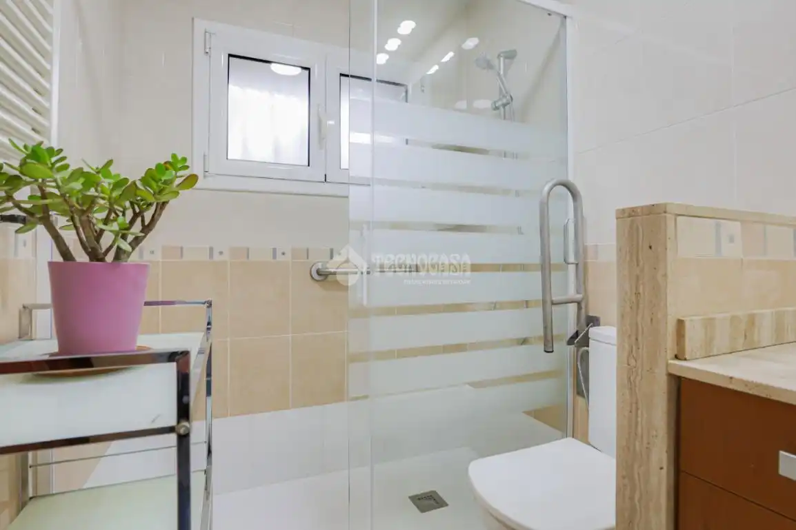 Badezimmer von Einfamilien-Reihenhaus zum Verkauf in Montcada i Reixac mit Heizung, Terrasse und Balkon
