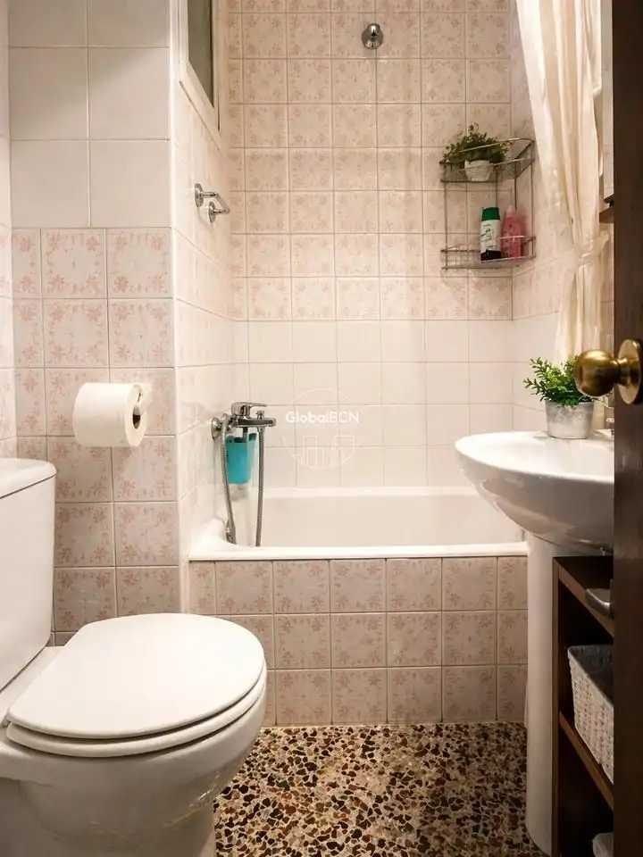 Bathroom of Flat for sale in Barcelona  with Air Conditioner