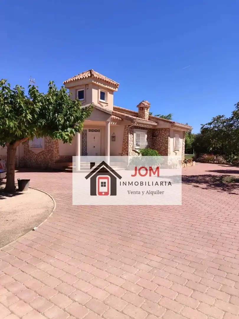 Vista exterior de Casa o xalet en venda en Albacete amb Aire condicionat, Calefacció i Jardí privat