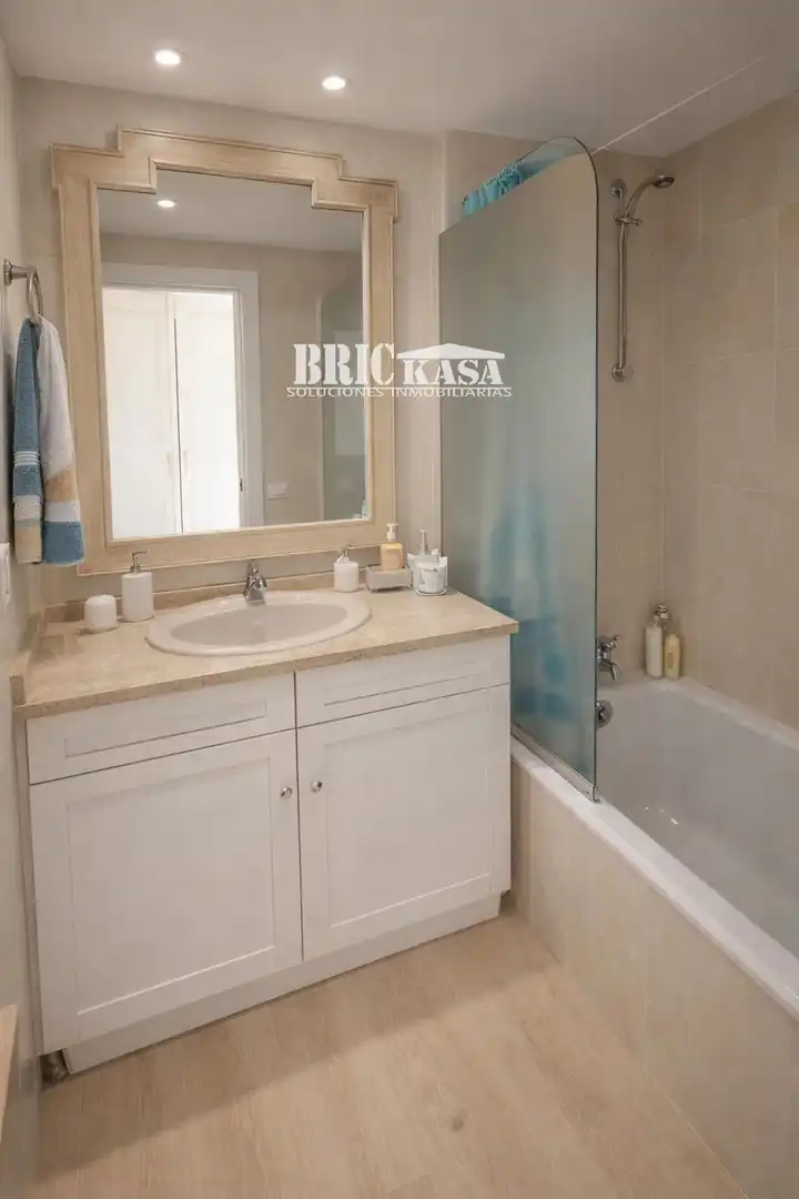 Baño de Piso en venta en Benalmádena con Terraza, Piscina y Amueblado
