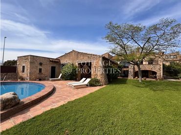 Casa rústica con piscina en venta en Carrer de la Creu