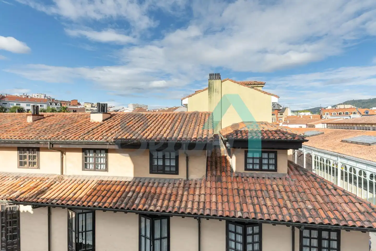 Vista exterior de Pis de lloguer en Oviedo  amb Calefacció, Parquet i Moblat
