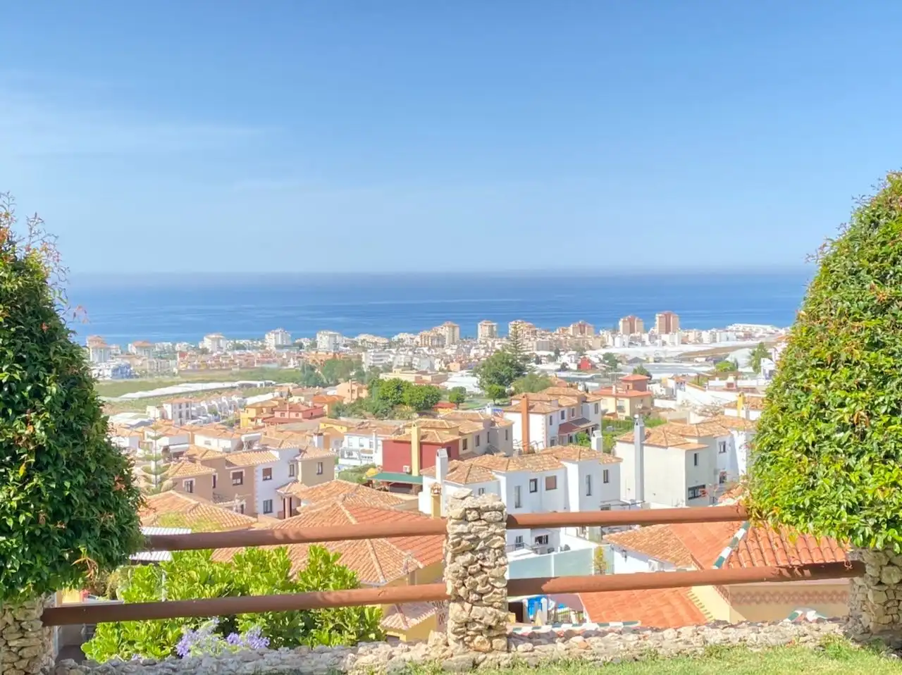 Vista exterior de Casa o xalet en venda en Torrox amb Aire condicionat, Jardí privat i Traster