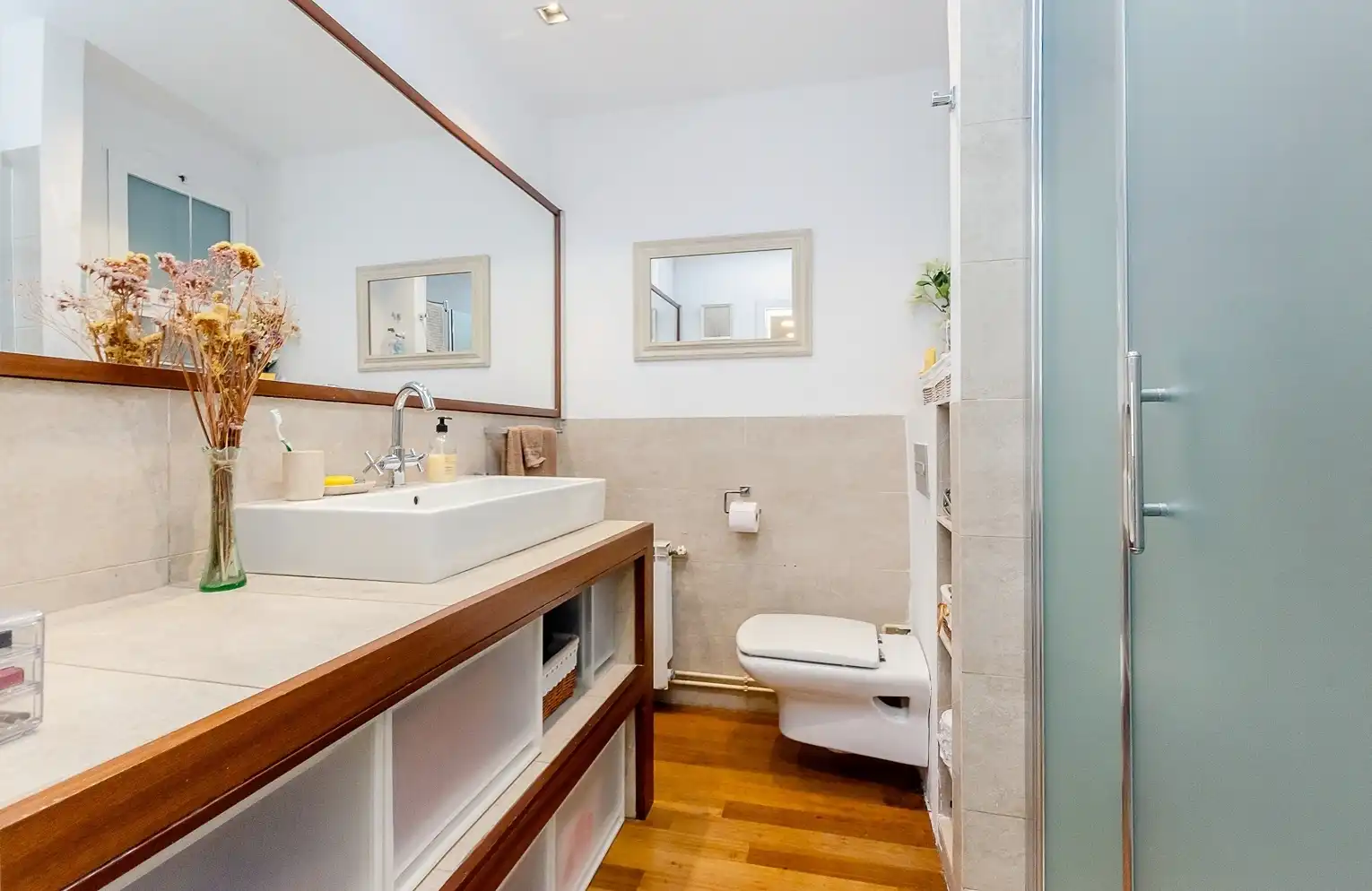 Badezimmer von Wohnung zum Verkauf in Barcelona mit Klimaanlage, Heizung und Parkett