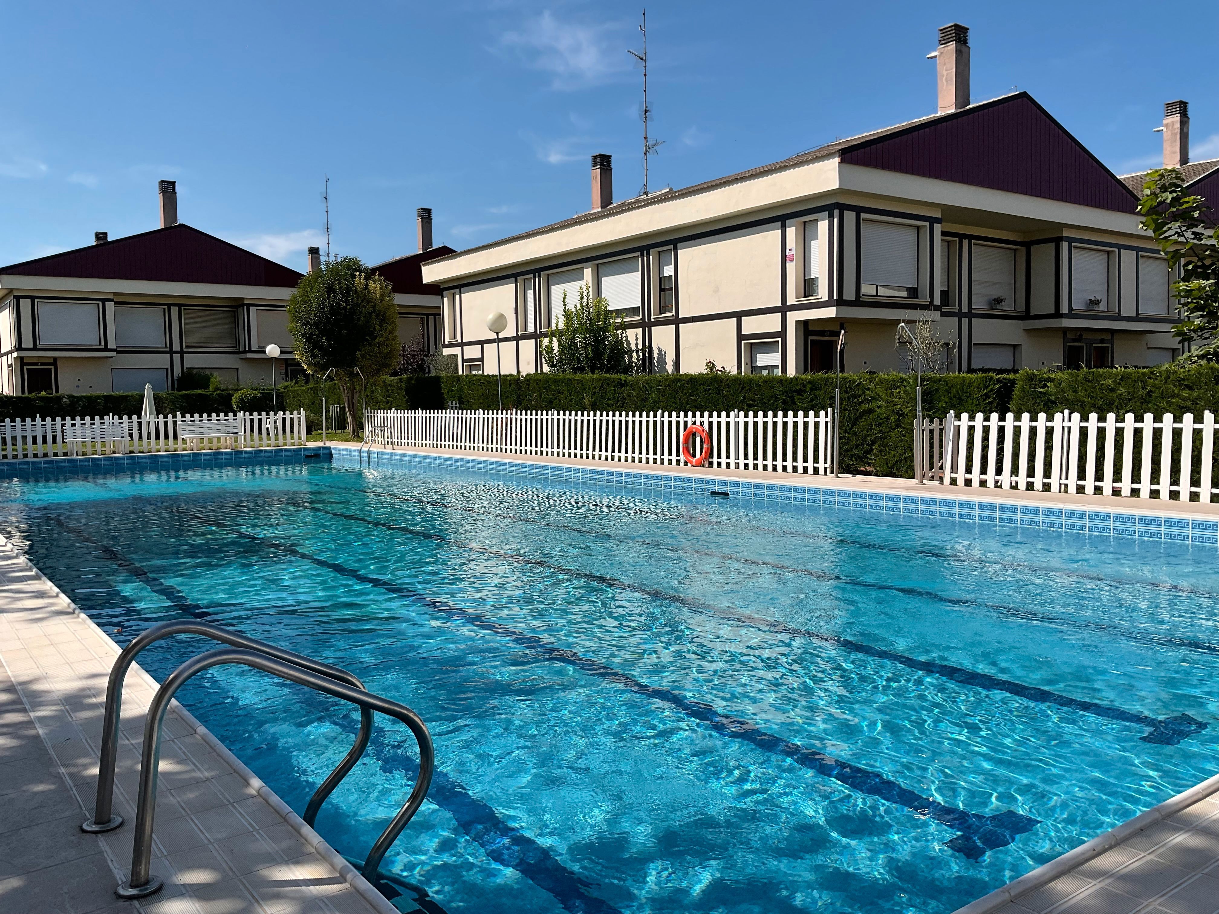 Piscina de Casa adosada en venda en Santo Domingo de la Calzada amb Jardí privat, Parquet i Terrassa