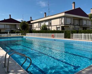 Piscina de Casa adosada en venda en Santo Domingo de la Calzada amb Jardí privat, Parquet i Terrassa