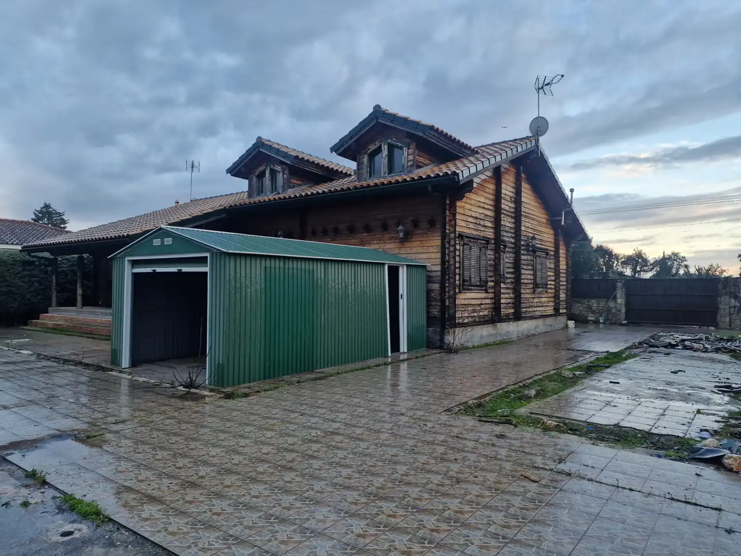 Vista exterior de Casa o xalet en venda en Nuevo Baztán amb Jardí privat, Parquet i Piscina
