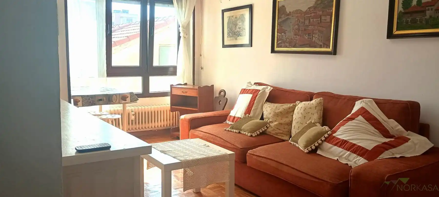 Sala d'estar de Apartament de lloguer en Oviedo  amb Calefacció, Parquet i Moblat