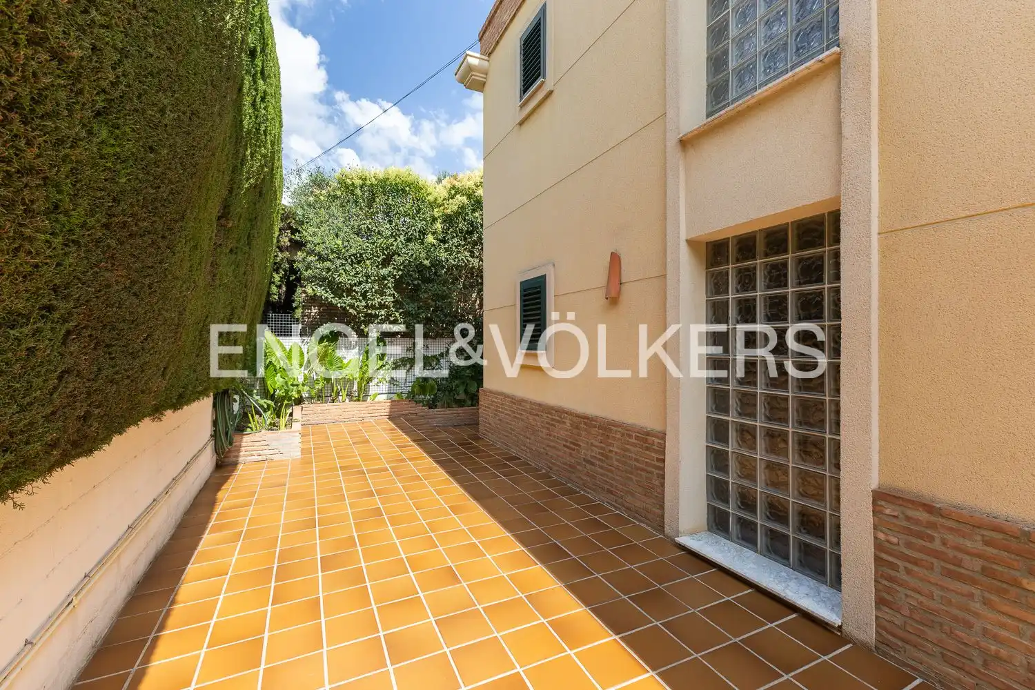 Vista exterior de Casa o xalet en venda en Torrent amb Aire condicionat, Calefacció i Jardí privat