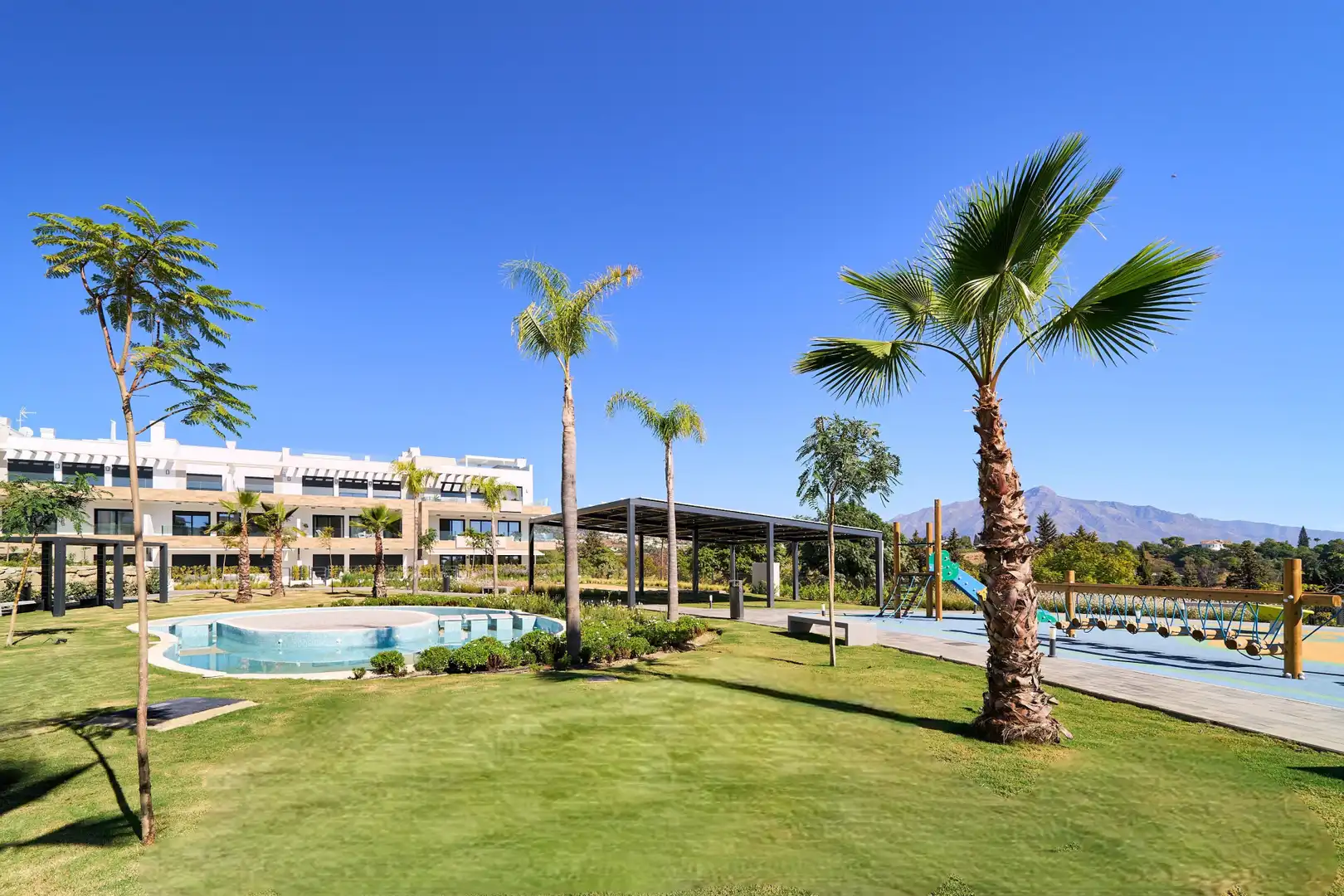 Vista exterior de Planta baja en venta en Estepona con Aire acondicionado, Jardín privado y Terraza